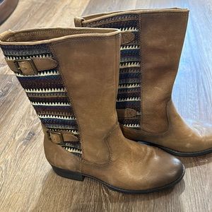 Women’s boots with fabric trim